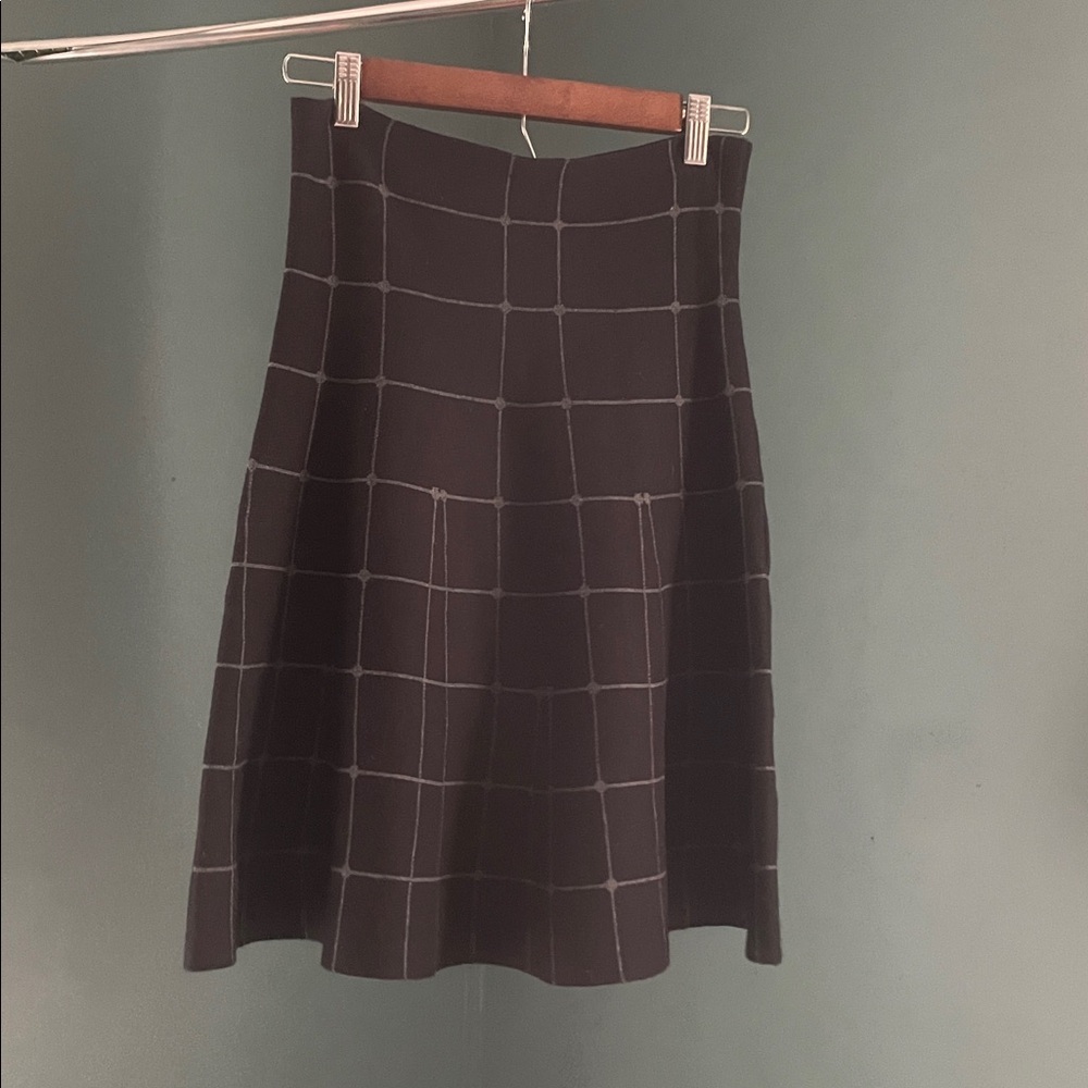 Max Studio stretch knit skirt black and gray.
